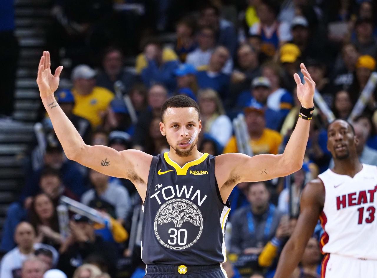 全场观众纷 全场观众纷