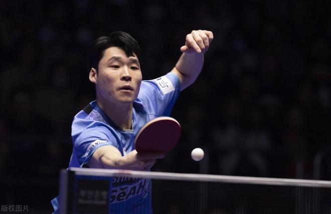 而且在与世 而且在与世